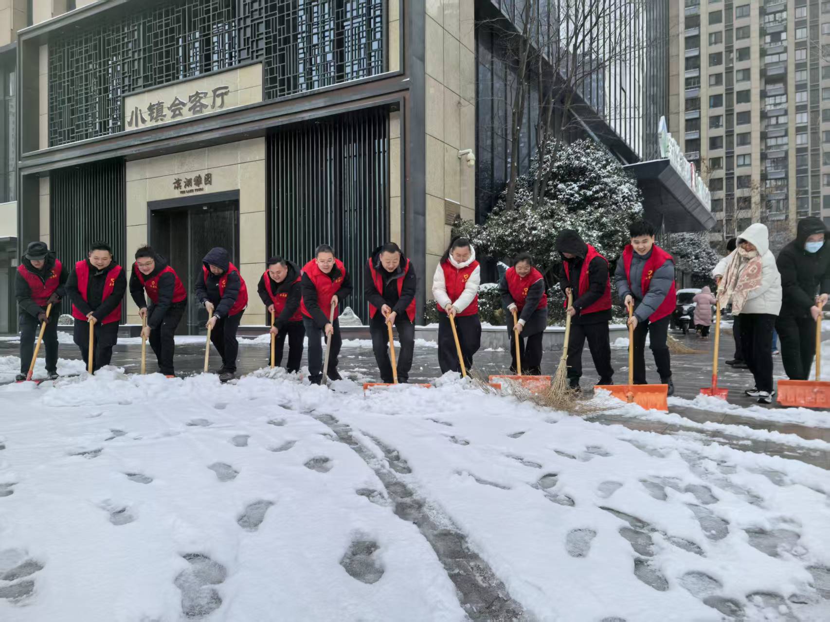 党建引领齐行动 扫雪除冰护通顺——J9集团集团等三家公司全力保险雪后出行安全