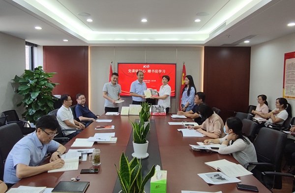 党课铭初心，赠书推进建——徽盐地产集团机关第二党支部推动党史进建教育再升温